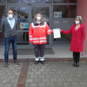 Die Elternbeiratsvorsitzende Martina Stuhler (rechts) übergibt zusammen mit Rektor Peter Reithmeir eine Spende von 300 Euro an Sonja Stegmiller vom Bayerischen Roten Kreuz in Meitingen.
Bild: Andreas Tepper