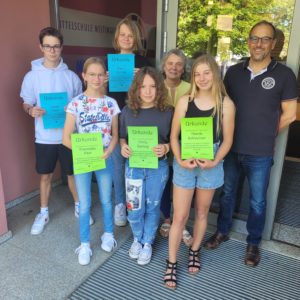 Stolz nahmen die neuen Streitschlichter der Mittelschule Meitingen nach bestandener Prüfung ihre Diplome in Empfang. Mit ihnen freuten sich Rektor Peter Reithmeir (rechts) und Lehrerin Simone Möckl (hintere Reihe Mitte).
Foto: Mittelschule Meitingen