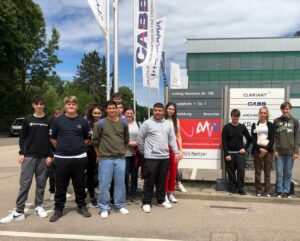 Die Klasse 9eM nach ihrem Besuch bei MVV in Gersthofen.

Foto: Rosmarie Gumpp