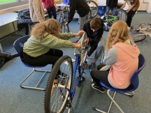 In einem Radworkshop wurden Fahrräder, die der Markt Meitingen zur Verfügung stellte, repariert.