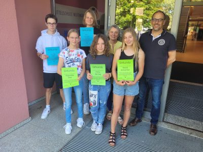 Stolz nahmen die neuen Streitschlichter der Mittelschule Meitingen nach bestandener Prüfung ihre Diplome in Empfang. Mit ihnen freuten sich Rektor Peter Reithmeir (rechts) und Lehrerin Simone Möckl (hintere Reihe Mitte).
Foto: Mittelschule Meitingen