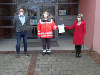 Die Elternbeiratsvorsitzende Martina Stuhler (rechts) übergibt zusammen mit Rektor Peter Reithmeir eine Spende von 300 Euro an Sonja Stegmiller vom Bayerischen Roten Kreuz in Meitingen.
Bild: Andreas Tepper